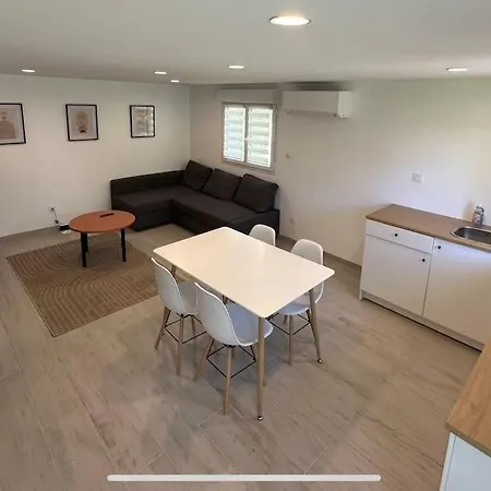 Petite Dependance A Picarrou Hébergement de vacances