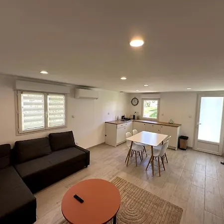 Petite Dependance A Picarrou بيت للعطل